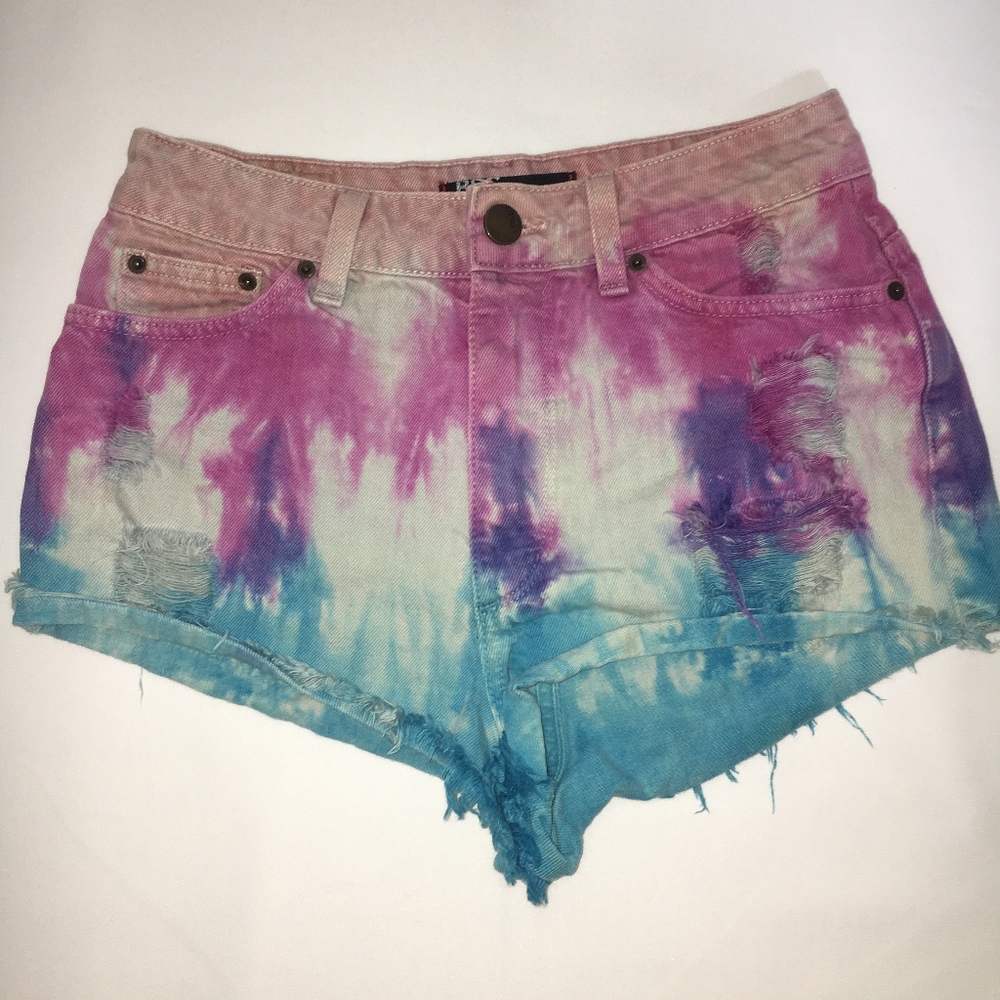 BDG TIE DYE CHEEKY HIGH WAISTED SHORTS